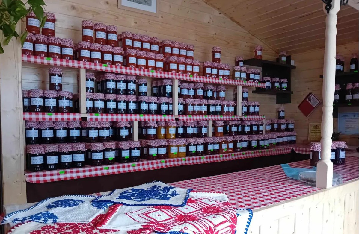 🍯 Stand cu bunătăți locale (în spatele bisericii)
