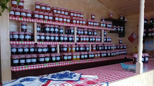 🍯 Stand cu bunătăți locale (în spatele bisericii)